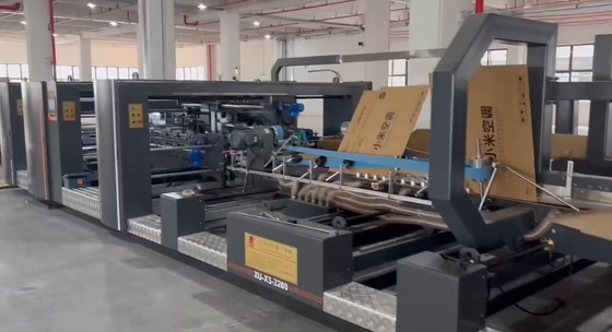 Volledig automatische kartonnen folder Gluer Machine Vlak draad met zuiggordel voeding