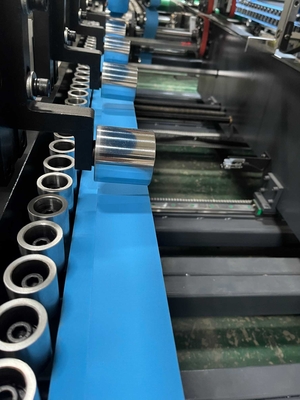 Automatische lijmmachine voor kartonnen folder met dubbele hechtingen